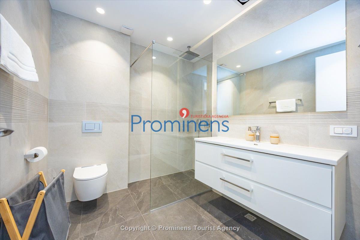 Pool apartment Maja & Petra Makarska