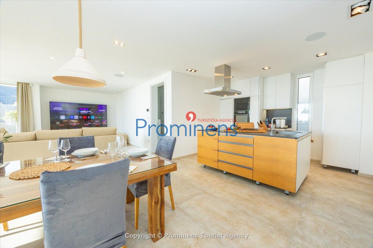 Pool apartment Maja & Petra Makarska