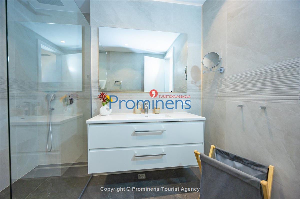 Pool apartment Maja & Petra Makarska