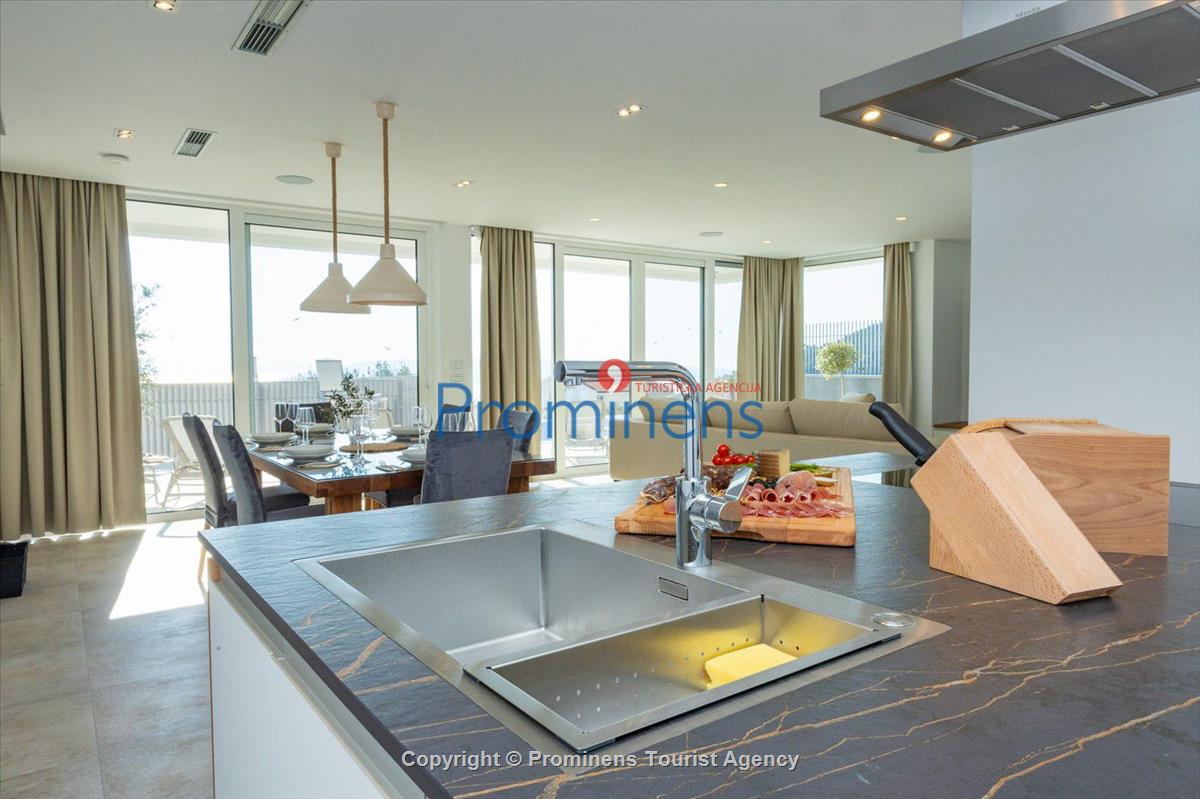 Pool apartment Maja & Petra Makarska