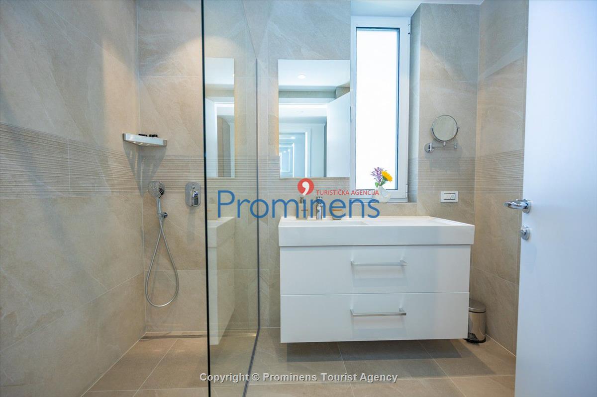 Pool apartment Maja & Petra Makarska