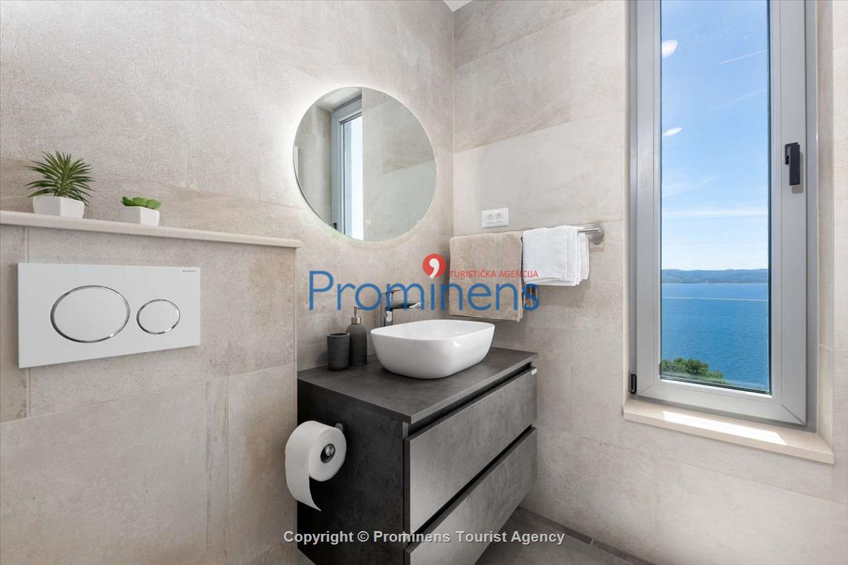 Villa Šime Brela – Pool, Sea View, Gym, Sleeps 4