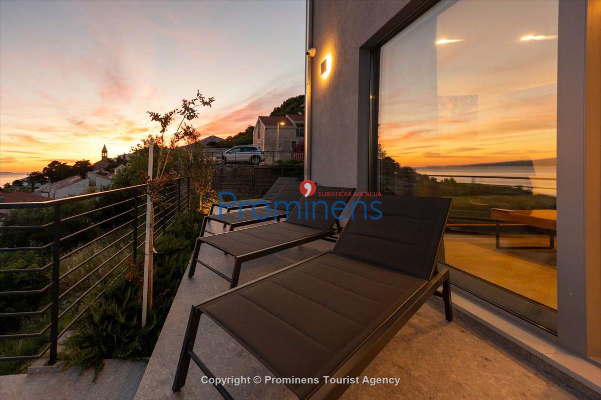 Villa Šime Brela – Pool, Sea View, Gym, Sleeps 4