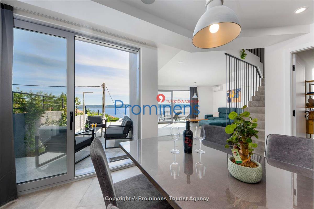 Villa Šime Brela – Pool, Sea View, Gym, Sleeps 4