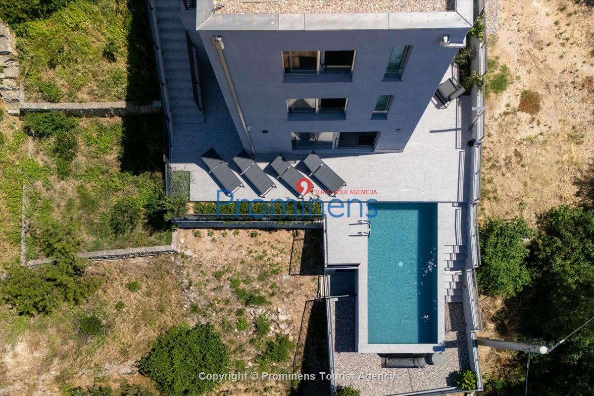 Villa Šime Brela – Pool, Sea View, Gym, Sleeps 4