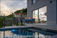 Villa Šime Brela – Pool, Sea View, Gym, Sleeps 4