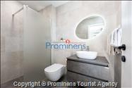 Villa Šime Brela – Pool, Sea View, Gym, Sleeps 4