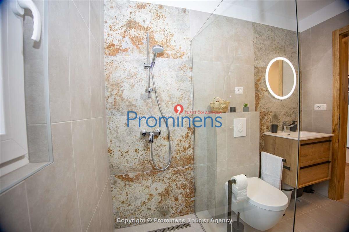 Penthouse Helena in Makarska – Exklusive Ferienwohnung mit Meerblick und Whirlpool