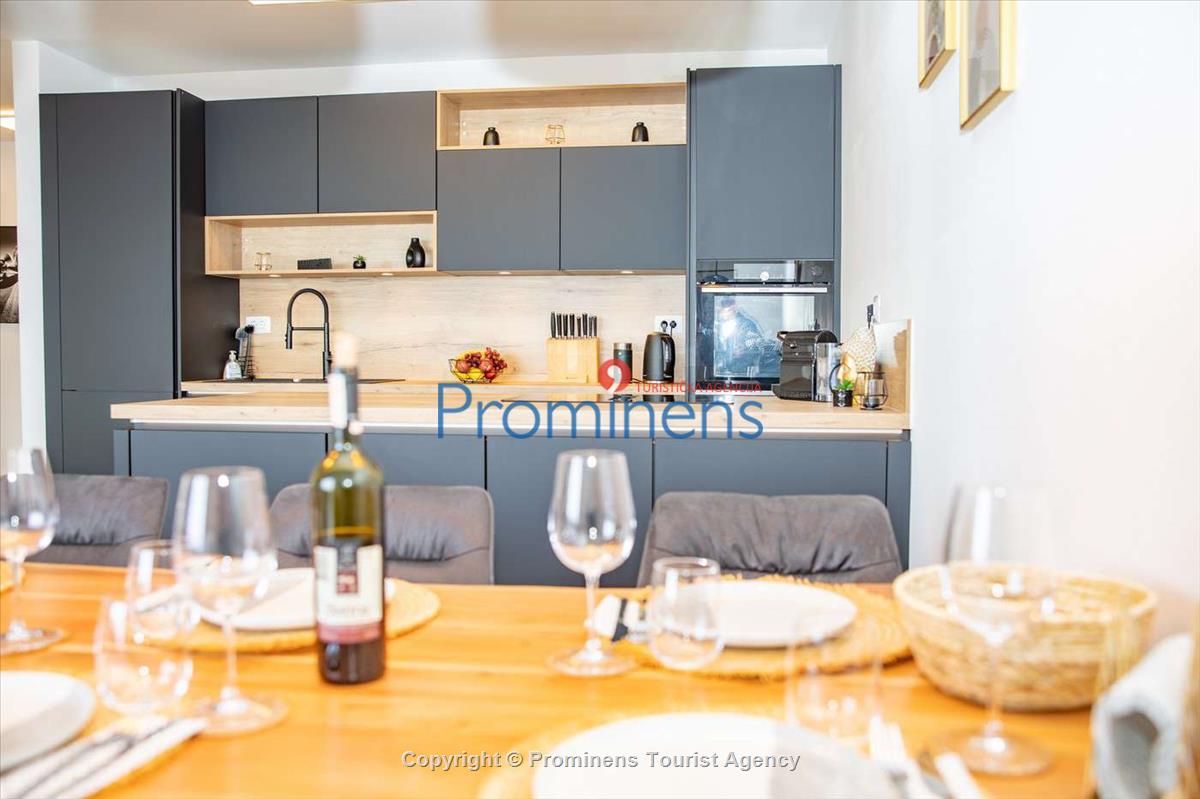 Penthouse Helena in Makarska – Exklusive Ferienwohnung mit Meerblick und Whirlpool