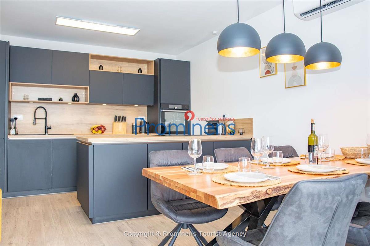 Penthouse Helena in Makarska – Exklusive Ferienwohnung mit Meerblick und Whirlpool