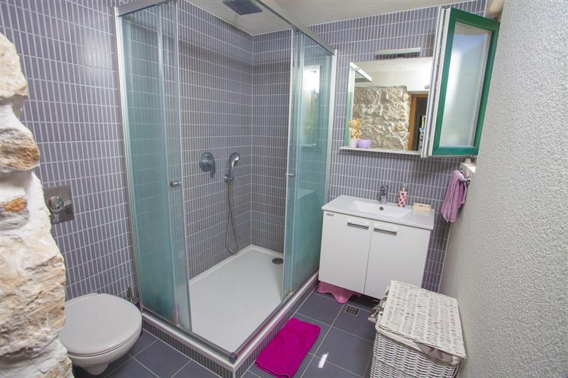 Steinhaus Fetiva mit Meerblick, Whirlpool und Sauna- ruhiger Lage ueber Makarska
