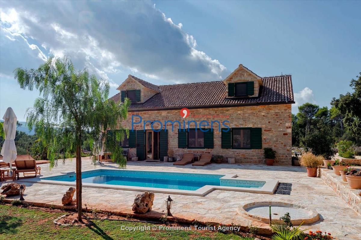 Villa Natura Rustika mit Pool auf der Insel Hvar, Urlaub in Dalmatien  Alleinstehende Villa auf 8.500 qm Grundstueck