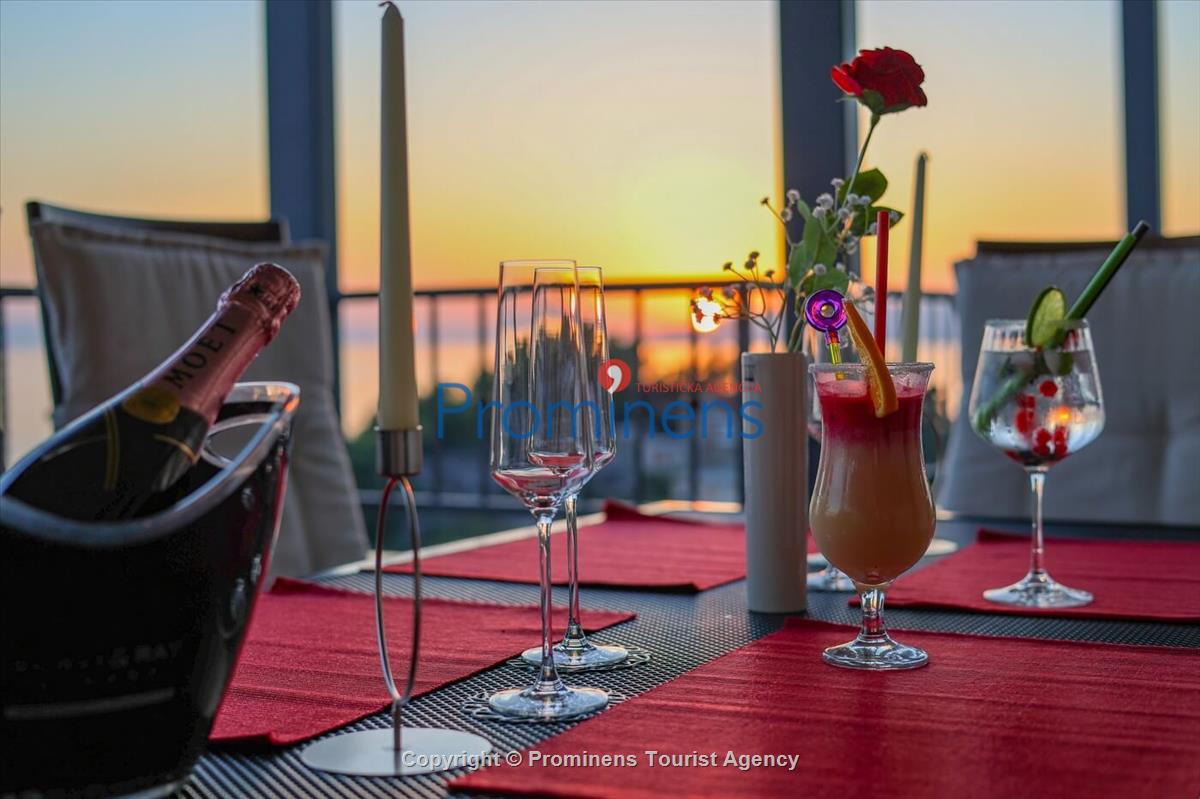 Atemberaubende Penthousewohnung mit Terrasse- Whirlpool und Meerblick in Makarska - 3 Schlafzimmer-2 Badezimmer