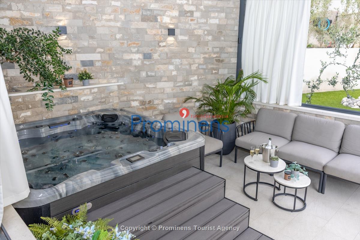 Ferienhaus Villa Oscar in Makarska mit beheiztem Pool, Whirlpool, Terrasse und Meerblick- ruhiger Familienurlaub