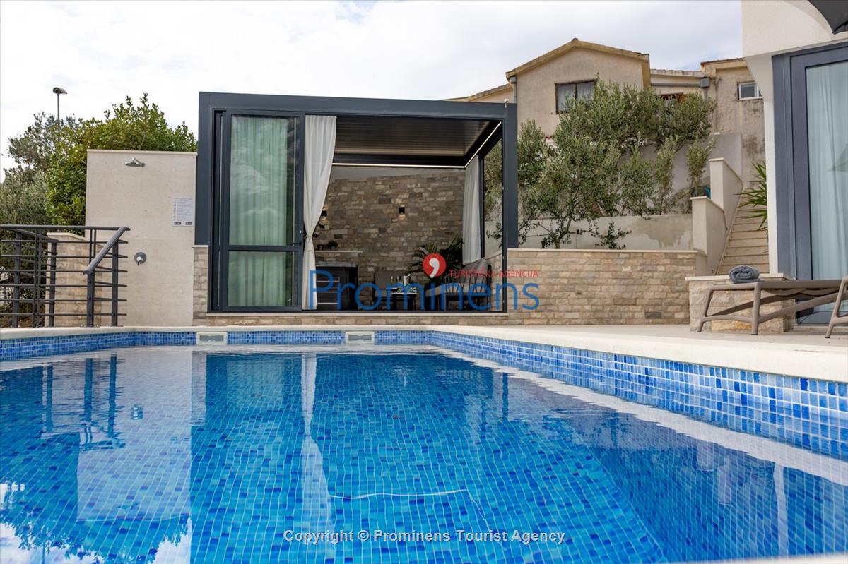Ferienhaus Villa Oscar in Makarska mit beheiztem Pool, Whirlpool, Terrasse und Meerblick- ruhiger Familienurlaub