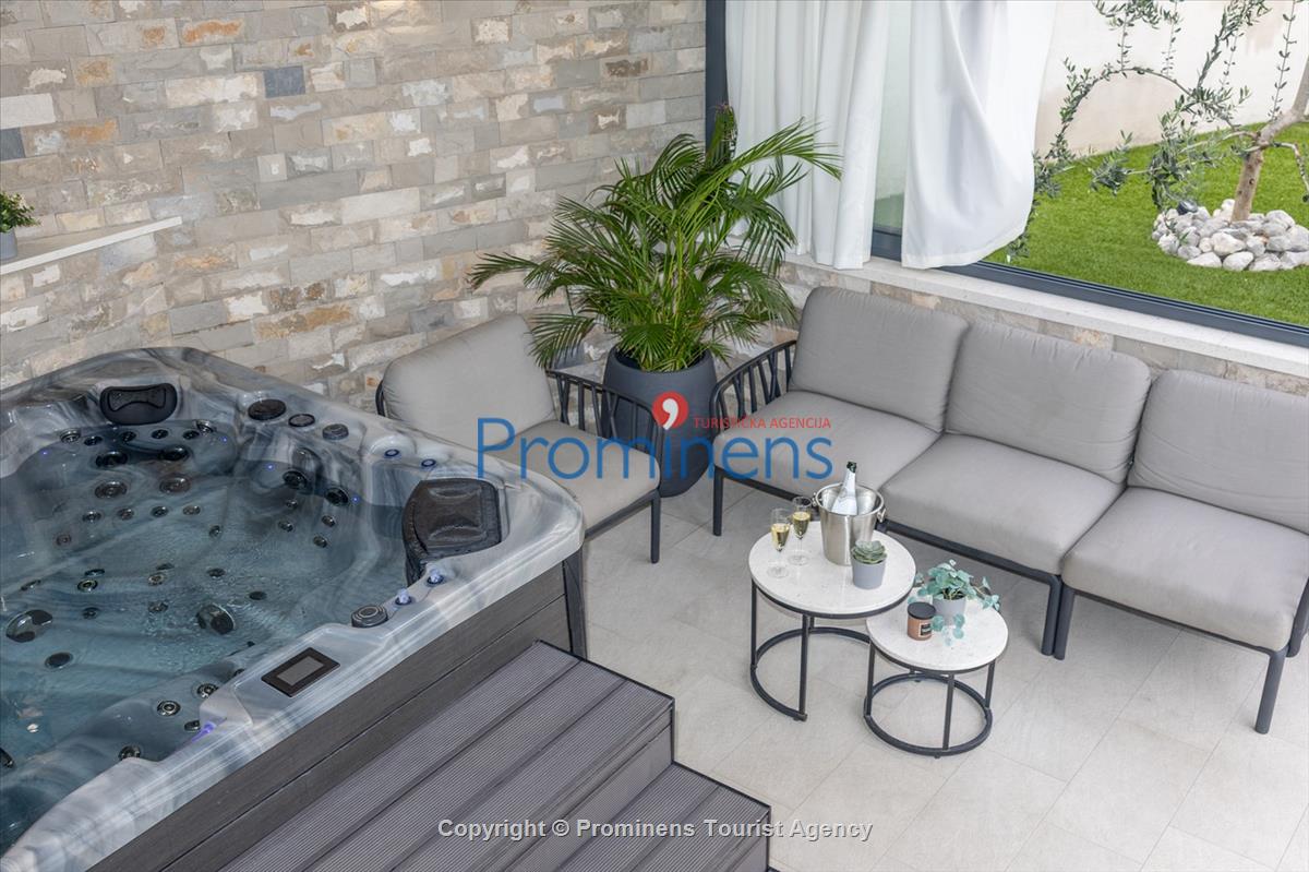 Ferienhaus Villa Oscar in Makarska mit beheiztem Pool, Whirlpool, Terrasse und Meerblick- ruhiger Familienurlaub
