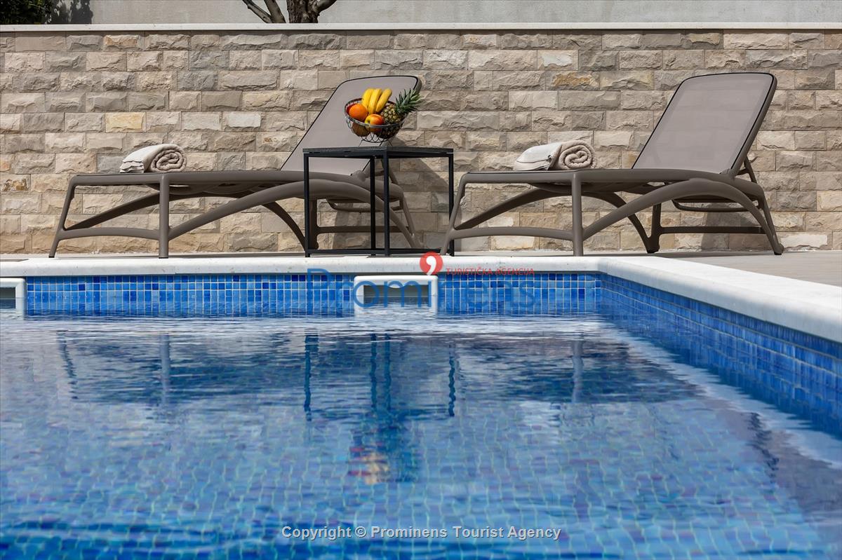 Ferienhaus Villa Oscar in Makarska mit beheiztem Pool, Whirlpool, Terrasse und Meerblick- ruhiger Familienurlaub