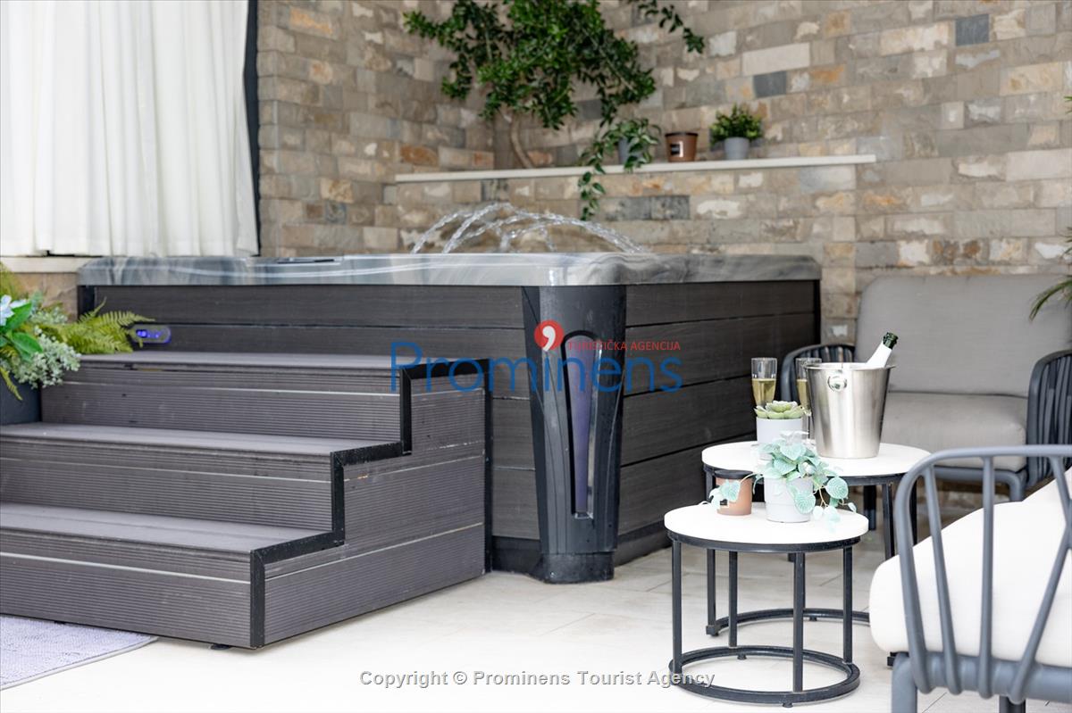 Ferienhaus Villa Oscar in Makarska mit beheiztem Pool, Whirlpool, Terrasse und Meerblick- ruhiger Familienurlaub