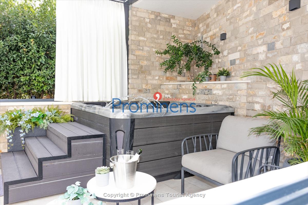 Ferienhaus Villa Oscar in Makarska mit beheiztem Pool, Whirlpool, Terrasse und Meerblick- ruhiger Familienurlaub