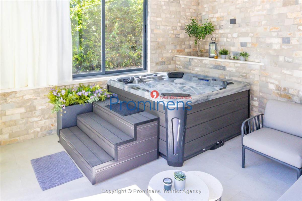 Ferienhaus Villa Oscar in Makarska mit beheiztem Pool, Whirlpool, Terrasse und Meerblick- ruhiger Familienurlaub