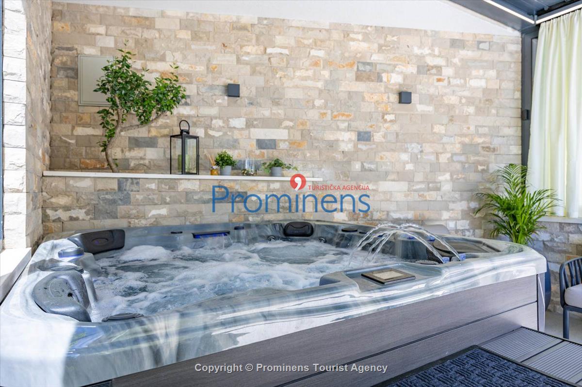 Ferienhaus Villa Oscar in Makarska mit beheiztem Pool, Whirlpool, Terrasse und Meerblick- ruhiger Familienurlaub