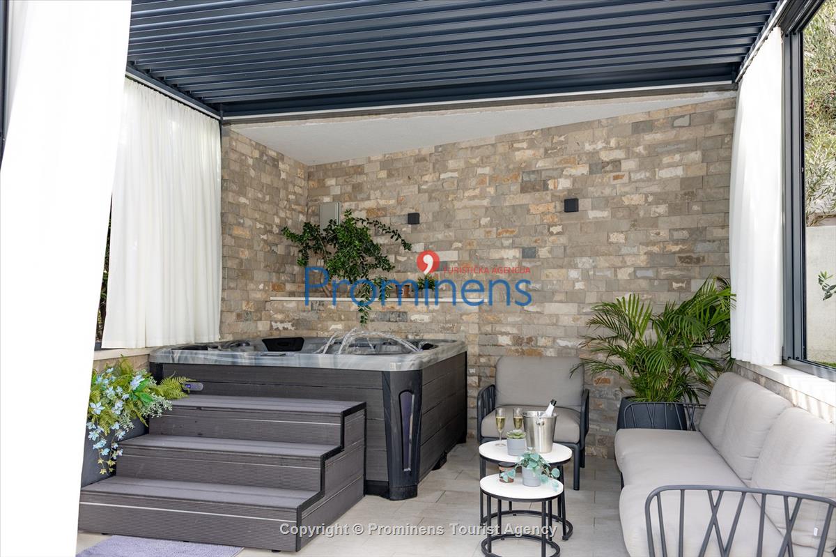 Ferienhaus Villa Oscar in Makarska mit beheiztem Pool, Whirlpool, Terrasse und Meerblick- ruhiger Familienurlaub