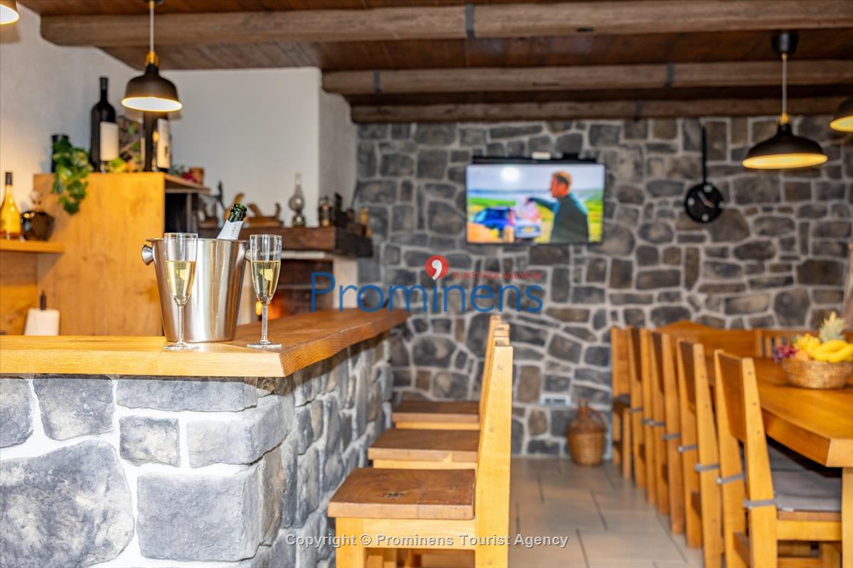 Ferienhaus Villa Oscar in Makarska mit beheiztem Pool, Whirlpool, Terrasse und Meerblick- ruhiger Familienurlaub