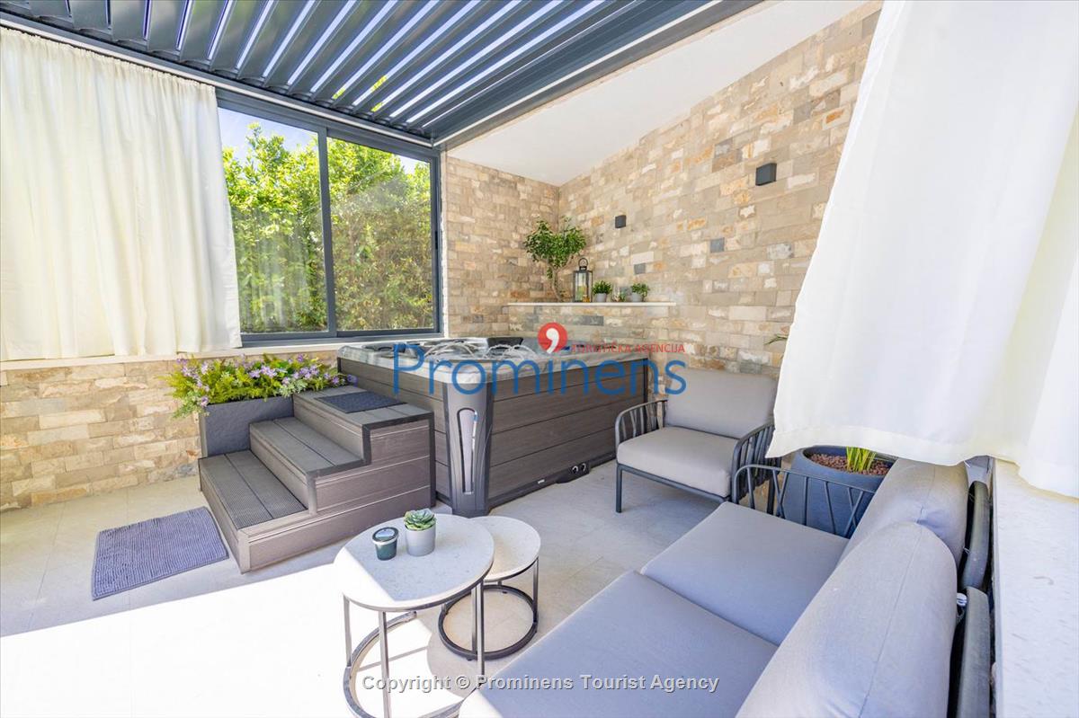 Ferienhaus Villa Oscar in Makarska mit beheiztem Pool, Whirlpool, Terrasse und Meerblick- ruhiger Familienurlaub