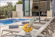 Ferienhaus Villa Oscar in Makarska mit beheiztem Pool, Whirlpool, Terrasse und Meerblick- ruhiger Familienurlaub