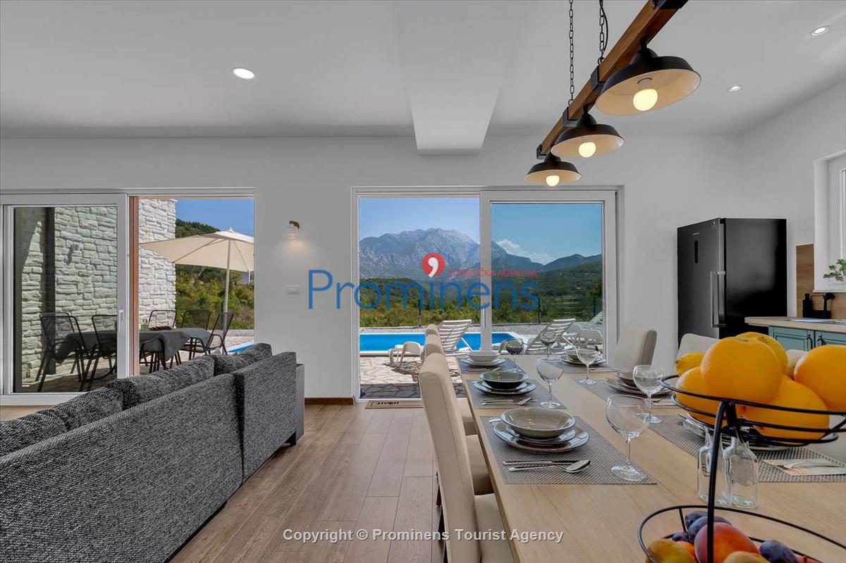 Alleinstehendes Ferienhaus mit Pool und drei Schlafzimmern an der Makarska Riviera. Ideal fuer Familien mit Kindern