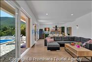 Alleinstehendes Ferienhaus mit Pool und drei Schlafzimmern an der Makarska Riviera. Ideal fuer Familien mit Kindern