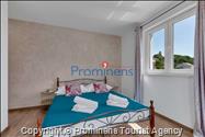 Alleinstehendes Ferienhaus mit Pool und drei Schlafzimmern an der Makarska Riviera. Ideal fuer Familien mit Kindern