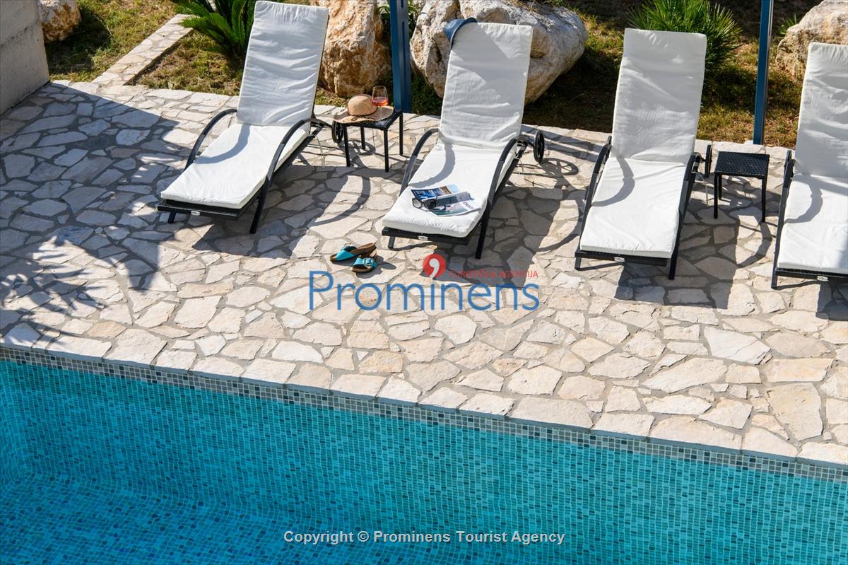  Ferienhaus mit beheiztem Pool und drei Schlafzimmern an der atemberaubenden Makarska Riviera in Kroatien