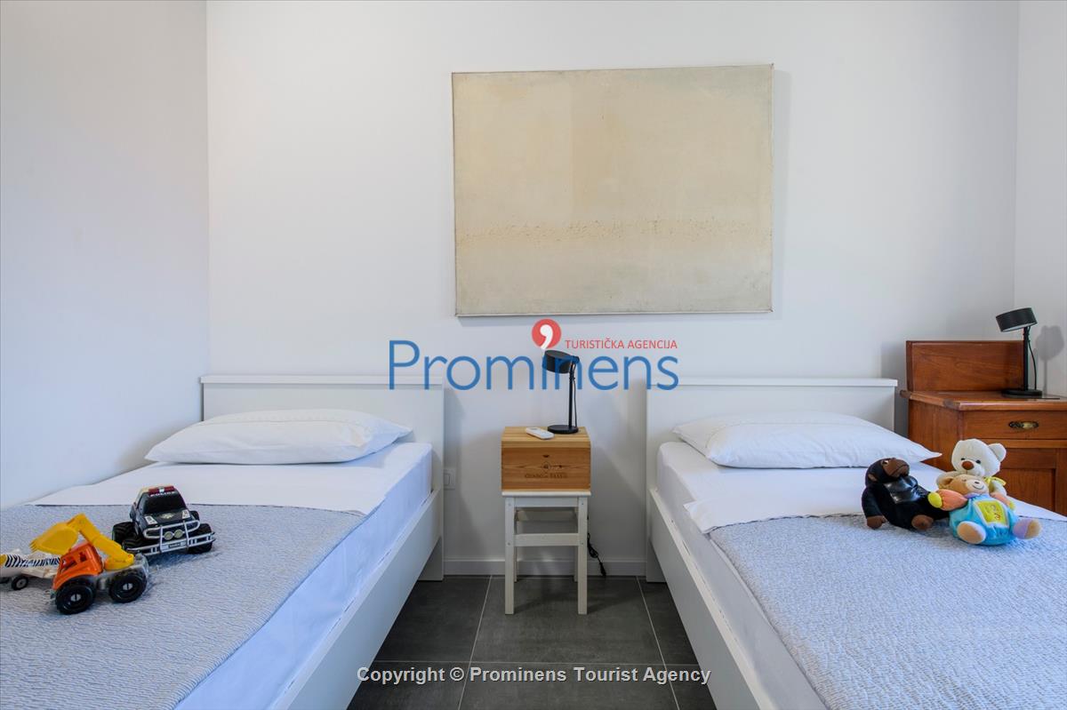  Ferienhaus mit beheiztem Pool und drei Schlafzimmern an der atemberaubenden Makarska Riviera in Kroatien