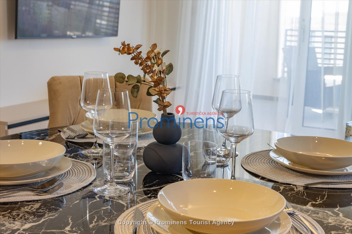 Ferienwohnung Rosmarin in Makarska – eine komfortable Unterkunft mit zwei Schlafzimmern, Balkon und Aufzug