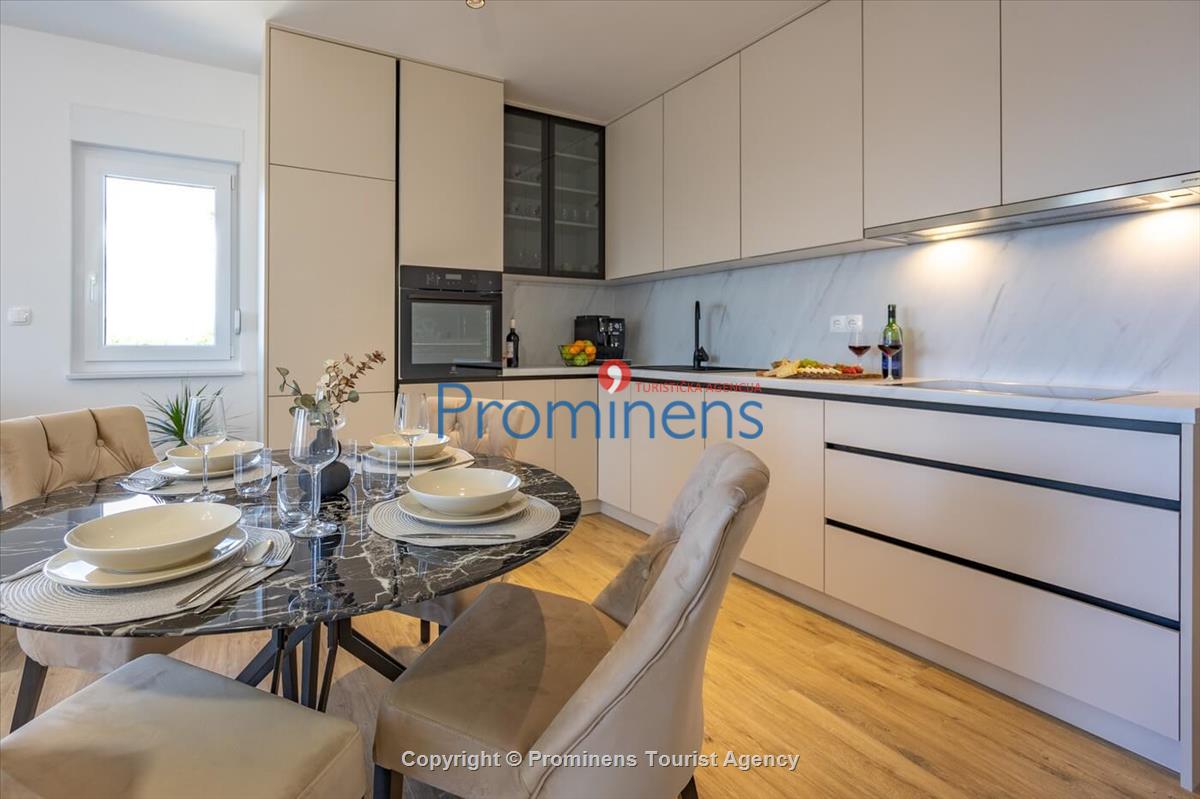 Ferienwohnung Rosmarin in Makarska – eine komfortable Unterkunft mit zwei Schlafzimmern, Balkon und Aufzug