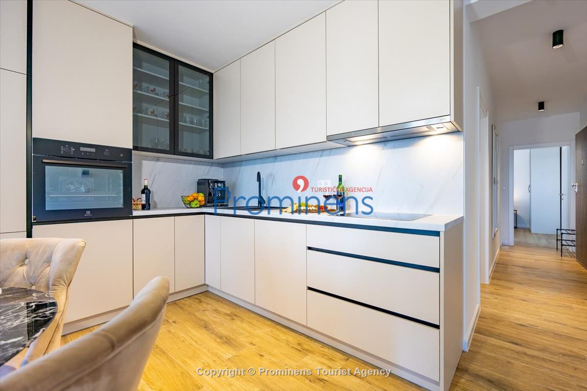 Ferienwohnung Rosmarin in Makarska – eine komfortable Unterkunft mit zwei Schlafzimmern, Balkon und Aufzug