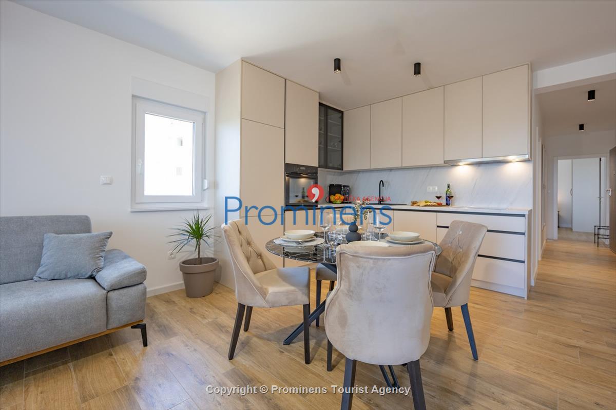 Ferienwohnung Rosmarin in Makarska – eine komfortable Unterkunft mit zwei Schlafzimmern, Balkon und Aufzug