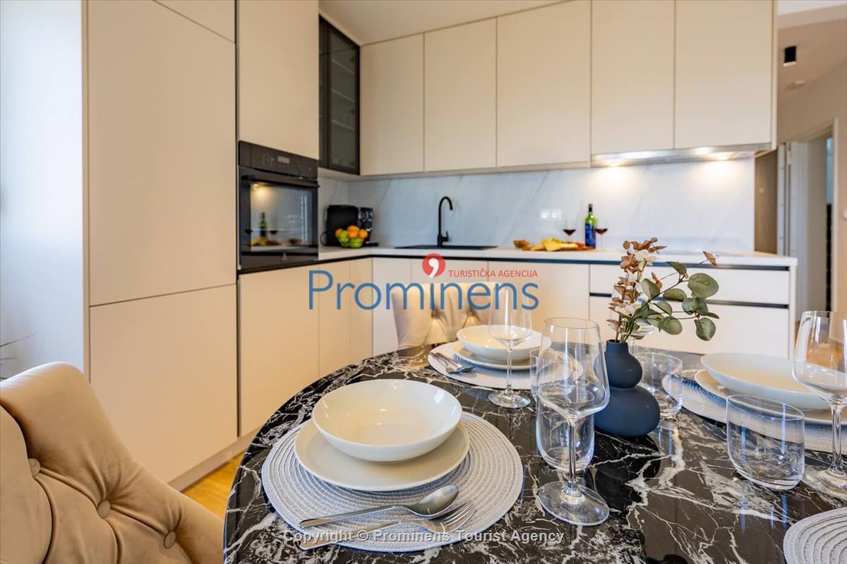 Ferienwohnung Rosmarin in Makarska – eine komfortable Unterkunft mit zwei Schlafzimmern, Balkon und Aufzug