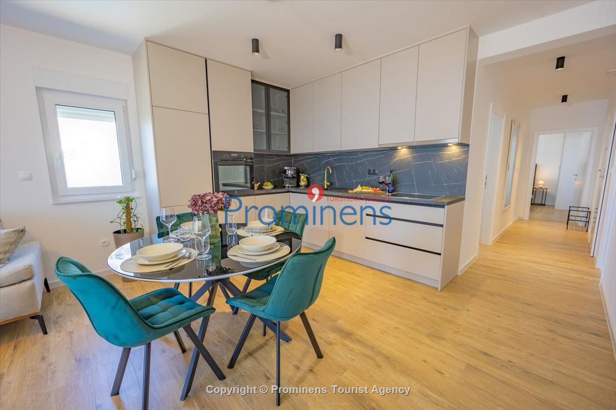 Moderne Ferienwohnung Kotisina mit zwei Schlafzimmern, Balkon und Aufzug in Makarska